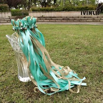 50 adet / grup yeşil jüt Düğün Şerit Değneklerini çan ile düğün dekorasyon için