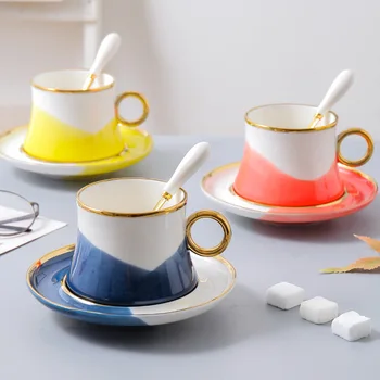Şeker renkli ev kahve fincanları ve tabakları sır altında, küçük taze kokulu çay, siyah çay ve ikindi çayı kahve fincanları